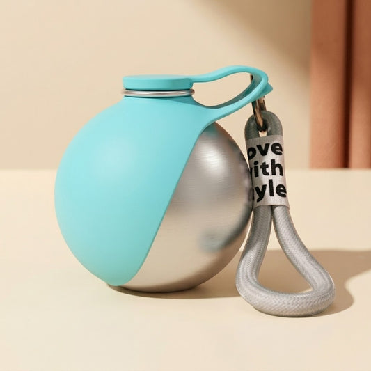Gourde pour chien Snoofy en situation de balade, bol silicone rempli d'eau